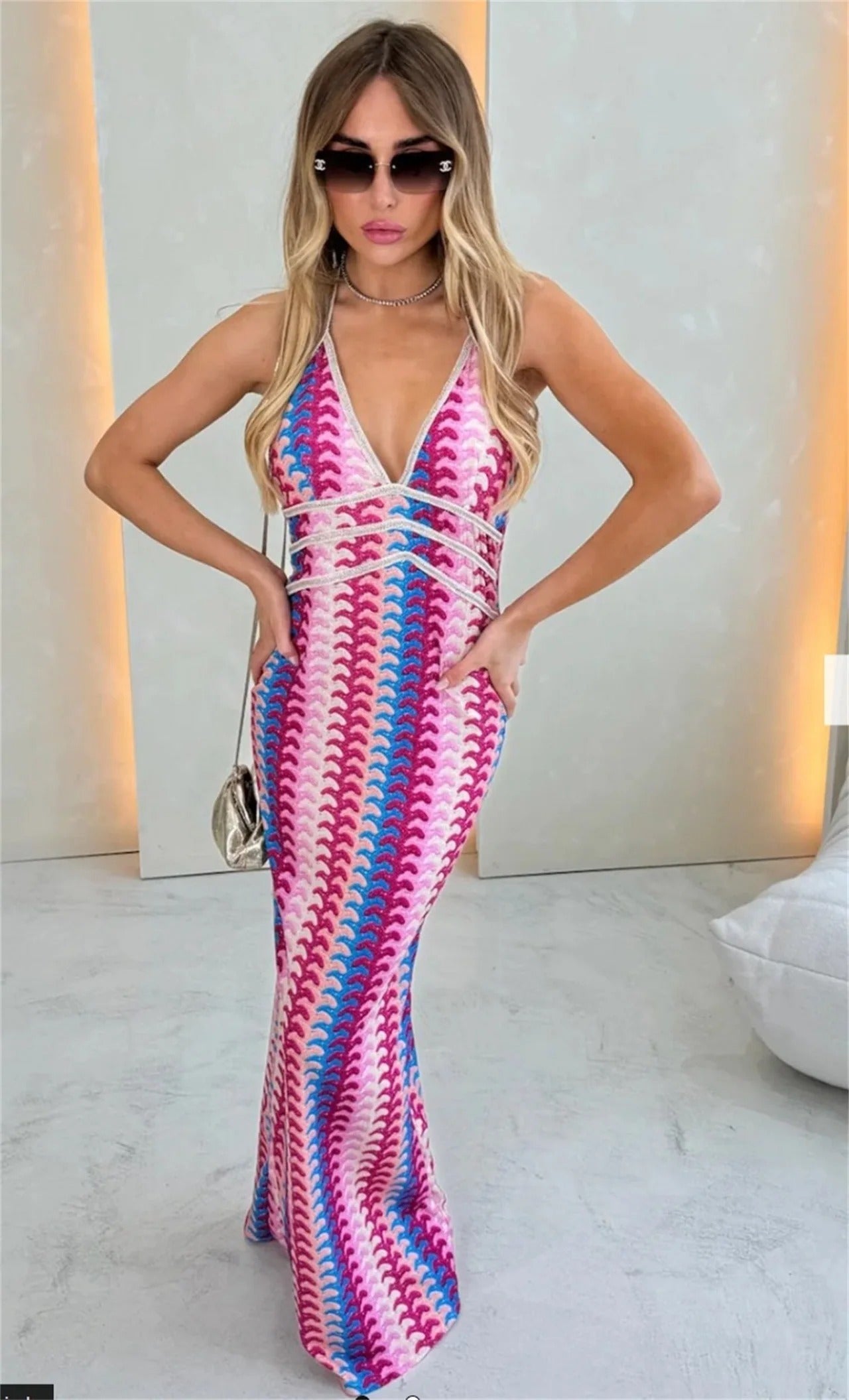 Andie - Stylowa Sukienka z Dekoltem w Serek