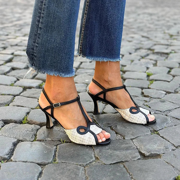 EMMA | Sandały PEEP-TOE NA WYSOKIM OBCASIE Z KONTRASTOWYM WZOREM I T-STRAP