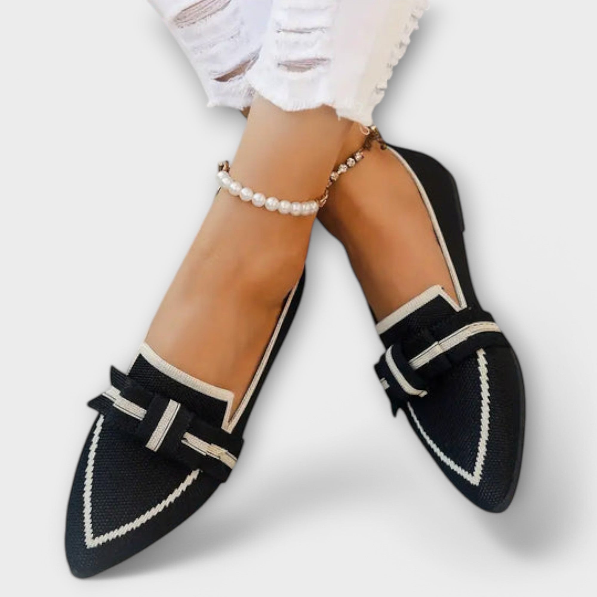 Płaskie buty damskie z wiązanym wzorem