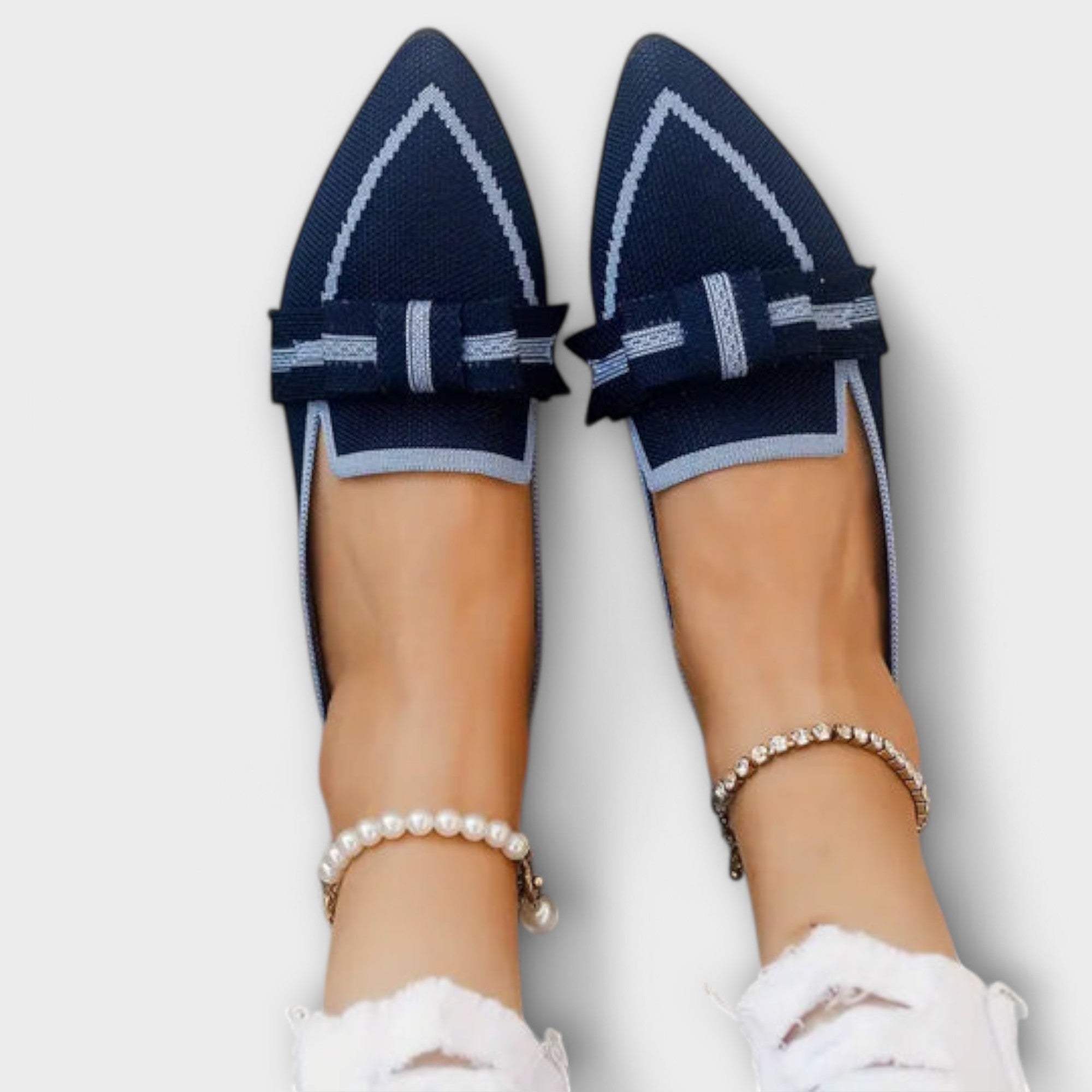 Płaskie buty damskie z wiązanym wzorem